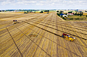 Luftaufnahme eines Mähdreschers auf einem Feld während der Ernte