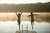 Männer, die in einen See springen