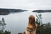 Frau mit Blick auf das Meer