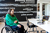 Behinderte Frau während einer Besprechung im Büro