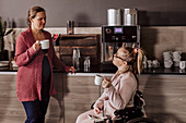 Frauen unterhalten sich in der Kaffeepause bei einem Seminar