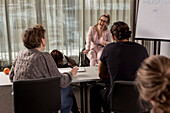 Frau, die eine Präsentation auf einem Seminar hält