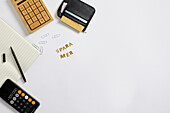 Brieftasche und Taschenrechner auf dem Schreibtisch