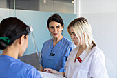 Krankenschwester und Arzt prüfen Akte