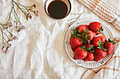 Frische Erdbeeren auf einem Teller