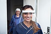 Krankenschwester mit Gesichtsschutz