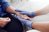 Krankenschwester hält die Hand einer Frau