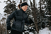 Frau joggt im Winter