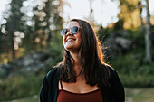Lächelnde junge Frau mit Sonnenbrille