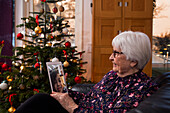 Ältere Frau führt Videogespräch mit Enkelin