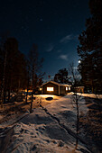 Beleuchtetes Haus im Winter