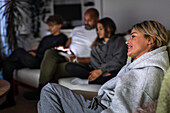 Familie mit Kindern im Teenageralter auf dem Sofa sitzend