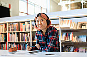 Junge Frau lernt in der Bibliothek