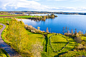 Luftaufnahme von See und Steinkreis im Feld