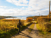 Wanderer in herbstlicher Landschaft