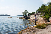 Teenager beim Angeln am See