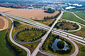 Hohe Winkelansicht einer Straßenkreuzung