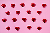 Herzförmige Bonbons auf rosa Hintergrund