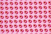 Bonbons mit rotem Herz auf rosa Hintergrund