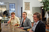 Gruppe von Frauen bei einem Treffen in einem Cafe