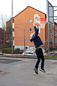 Jugendlicher wirft ein Basketballtor