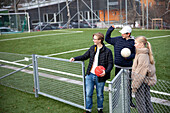 Freunde stehen auf dem Fußballplatz der Schule