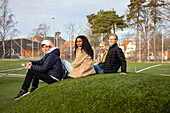 Porträt von Teenager-Freunden, die im Gras sitzen