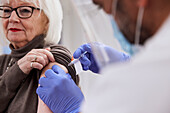Ältere Frau wird gegen Covid-19 geimpft