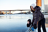 Junge Frauen stehen im Winter am Fluss