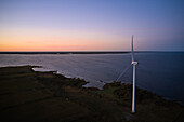 Blick auf Windkraftanlage bei Sonnenuntergang