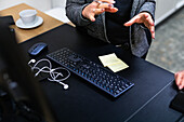 Computertastatur, Maus und Kopfhörer auf dem Schreibtisch