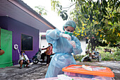 Krankenschwester in Schutzkleidung am Covid-Testgelände