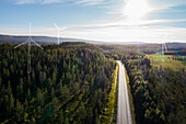 Windturbinen-Modelle in grüner Landschaft