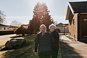 Hauspflegerin geht mit älterer Frau spazieren