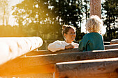 Mutter mit Kind auf dem Spielplatz