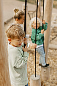 Junge spielt auf dem Spielplatz