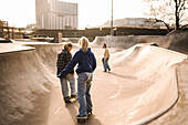 Teenager-Mädchen beim Skateboarden im Skatepark