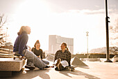 Teenager-Mädchen mit Skateboards im Skatepark sitzend