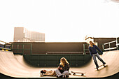 Teenager-Mädchen beim Skateboarden im Skatepark