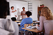 Teenager-Jungen stehen im Klassenzimmer