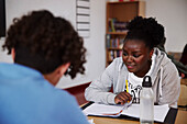 Teenager-Mädchen im Klassenzimmer