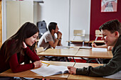 Teenager im Klassenzimmer