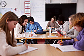 Teenager im Klassenzimmer