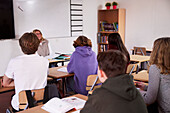 Teenager im Klassenzimmer