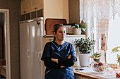 Hauspflegerin steht in der Küche