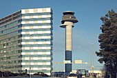 Modernes Bürogebäude und Turm