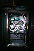 Kabelbündel in einem Serverraum