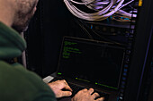 Männlicher Programmierer arbeitet an einem Laptop
