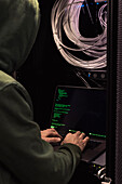 IT-Techniker bei der Arbeit an einem Laptop im Serverraum