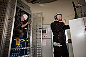 Ingenieure bei der Arbeit in einer Windkraftanlage